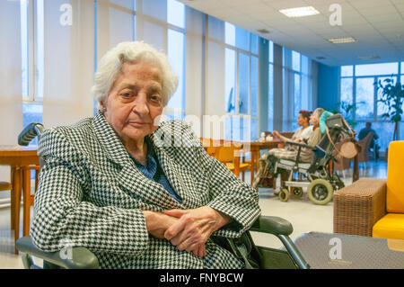 Porträt von alte Frau in einem Pflegeheim in die Kamera schaut. Stockfoto