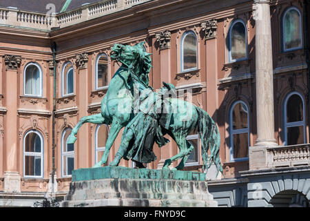 "Horseherd" (Csikos) von György Vastagh, ein Reiterstandbild im königlichen Palast von Buda in Budapest, Ungarn Stockfoto