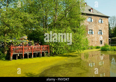 Deutschland, Nordrhein-Westfalen, Rhein-Sieg-Kreis, Windeck-Mauel, Burg Mauel, Ein Weinlokal Mit Terrasse am Burgteich Stockfoto