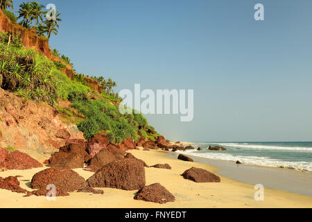 Schöne orange Klippen am Strand Varkala. Indien Stockfoto