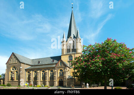 Deutschland, Nordrhein-Westfalen, Rhein-Sieg-Kreis, Bornheim-Brenig, Pfarrkirche Sankt Evergislus Stockfoto