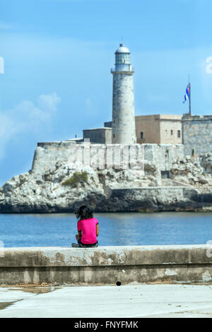 Havanna, Kuba - 1. April 2012: Junge Frau sitzt vor Moro Burg nur zur redaktionellen Verwendung. Stockfoto