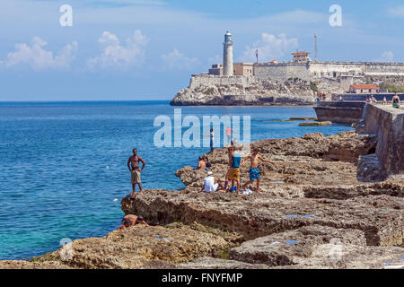 Havanna, Kuba - 1. April 2012: Jugendliche Schwimmen im karibischen Meer in der Nähe von Moro Burg nur zur redaktionellen Verwendung. Stockfoto