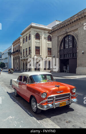 Havanna, Kuba - 1. April 2012: Orange Chevrolet Oldtimer vor Museo de Los Bomberos redaktionellen Gebrauch bestimmt. Stockfoto