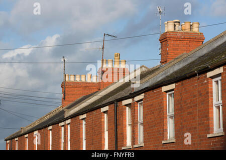 Aus rote Backstein Reihenhäuser mit Dächern und Chimmney Tops. Stockfoto