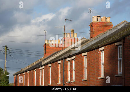 Aus rote Backstein Reihenhäuser mit Dächern und Chimmney Tops. Stockfoto