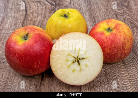 Die Reifen Äpfel auf einem braunen Holz Hintergrund Stockfoto