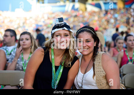 Zwei junge Damen genießen das CMA Festival in Nashville Tennessee Stockfoto