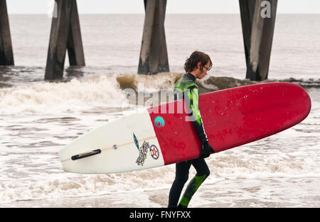 Ostküste Surfer zu Fuß Strand mit Surfbrett Stockfoto