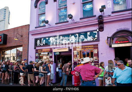Linie außerhalb der Welt berühmten Tootsies in Nashville Tennessee Stockfoto
