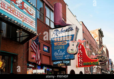 Neon-Schilder von einigen beliebten Bars und Restaurants in Nashville Tennessee Stockfoto