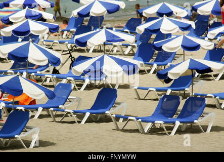 Blaue und weiße Strand Sonnenschirme an einem sonnigen Strand im Sommer