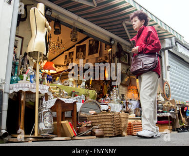 Blick auf Ware im Shop auf dem Flohmarkt Wochenende Senior Stockfoto