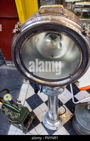 Alte Boot-Scheinwerfer im Shop auf dem Markt Stockfoto