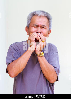 alte Mann Gebrauch Hand bedeckt Mund Zahnschmerzen vorgibt. Stockfoto