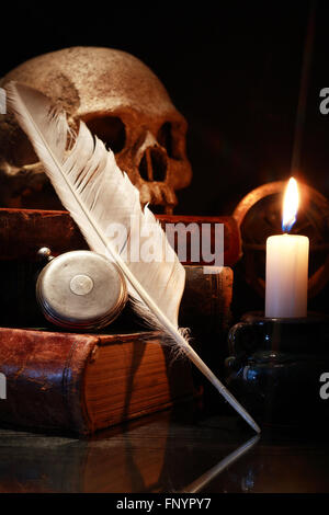 Mittelalterlichen Wissenschaft. Vintage Stillleben mit alten Büchern und Feder in der Nähe von Beleuchtung Kerze Stockfoto
