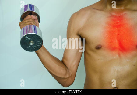 Fit Mann mit Schmerzen in der Brust und Verletzungen durch fitness Stockfoto