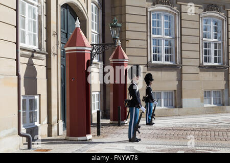 Kopenhagen, Dänemark - 16. März 2016: Foto der Wachablösung am königlichen Schloss Amalienborg. Stockfoto