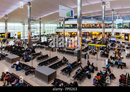 Der Abflug-Lounge am Flughafen London-Heathrow (Terminal 2), London, England Stockfoto