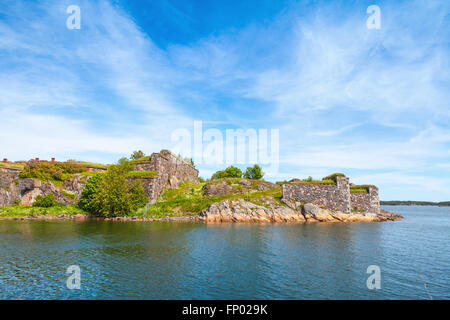 Helsinki, Finnland. Festung Suomenlinna an einem Sommertag. Es ist ein Weltkulturerbe und beliebt bei Touristen und einheimischen Stockfoto