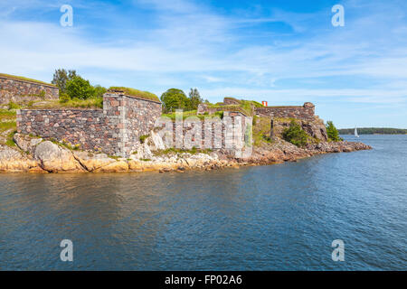 Helsinki, Finnland. Exterieur der Festung Suomenlinna. Es ist ein Weltkulturerbe und beliebt bei Touristen und einheimischen Stockfoto