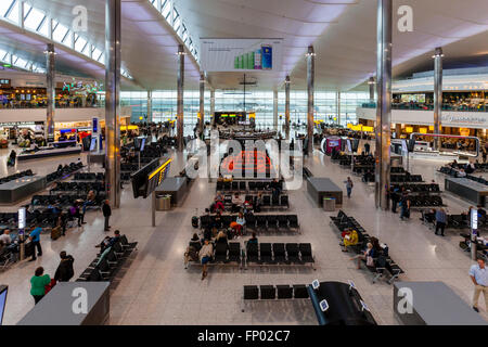 Der Abflug-Lounge am Flughafen London-Heathrow (Terminal 2), London, England Stockfoto