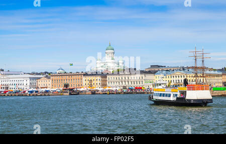 Helsinki, Finnland - 13. Juni 2015: Sommer Helsinki Stadtbild. Passagier-Fähre nähert sich an den Innenstadt-Kai Stockfoto