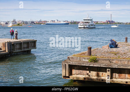 Helsinki, Finnland - 13. Juni 2015: Touristen warten auf die Fähre auf dem Pier von Suomenlinna Stockfoto