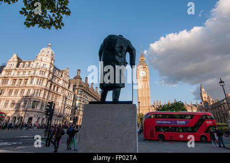 Statue von Winston Churchill in PARLIAMENT SQUARE mit Blick auf Big Ben und die Häuser des Parlaments London UK Stockfoto