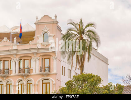 QUITO, ECUADOR, Oktober - 2015 - niedrigen Winkel Ansicht des neoklassizistischen Gebäude in der Altstadt von Quito in Ecuador. Stockfoto