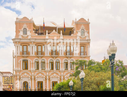 QUITO, ECUADOR, Oktober - 2015 - niedrigen Winkel Ansicht des neoklassizistischen Gebäude in der Altstadt von Quito in Ecuador. Stockfoto