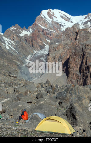 Alleinige Bergsteiger Camp Morgen Stockfoto