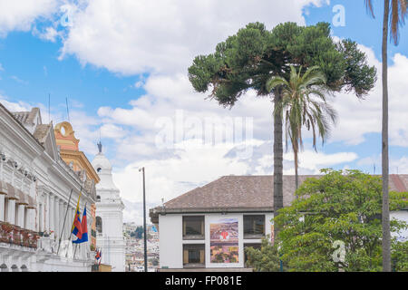 QUITO, ECUADOR, Oktober - 2015 - niedrigen Winkel Ansicht der eklektischen Stil Gebäude in der Altstadt von Quito in Ecuador. Stockfoto