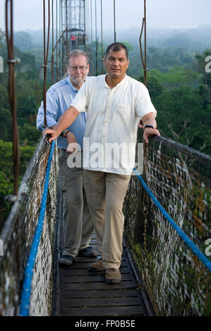 Präsident von Ecuador Rafael Correa und Showmaster Peter Greenberg am Baldachin über dem Amazonas Regenwald in Ecuador während der Dreharbeiten von Ecuador: The Royal Tour. Stockfoto