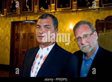 Porträt von Ecuadors Präsident Rafael Correa und Showmaster Peter Greenberg während der Dreharbeiten zu Interview für Ecuador auf den Präsidentenpalast in Quito getroffen: die königliche Tour. Stockfoto