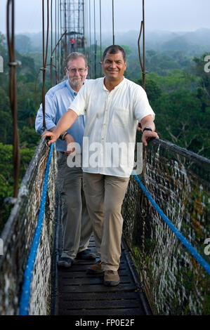 Präsident von Ecuador Rafael Correa und Showmaster Peter Greenberg am Baldachin über dem Amazonas Regenwald in Ecuador während der Dreharbeiten von Ecuador: The Royal Tour. Stockfoto