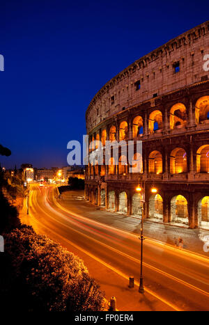 Auto Licht-Trails vor Roman Coliseum in der Abenddämmerung, Lazio Rom Italien Stockfoto