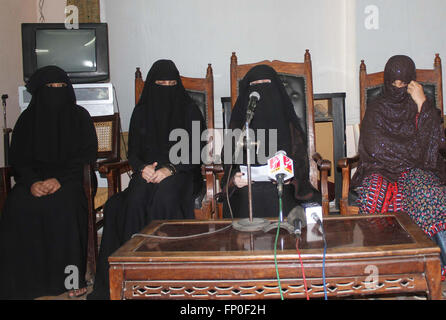 Führer der Baloch republikanische Partei, Elif Baloch an Medien Personen während einer Pressekonferenz im Presseclub Karachi am Mittwoch, 16. März 2016 statt. Stockfoto