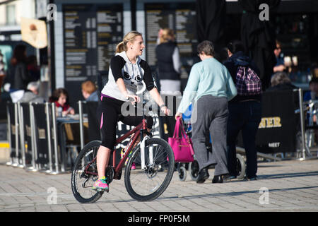 Aberystwyth Wales UK, Mittwoch, 16. März 2016 UK Wetter: Menschen genießen die warme Frühlingssonne in Aberystwyth, West Wales UK.   An einem anderen Tag von klarem Himmel und Sonnenschein das die Temperatur erreichte einen Höchststand von 13ºc Credit: Keith Morris/Alamy Live-Nachrichten Stockfoto