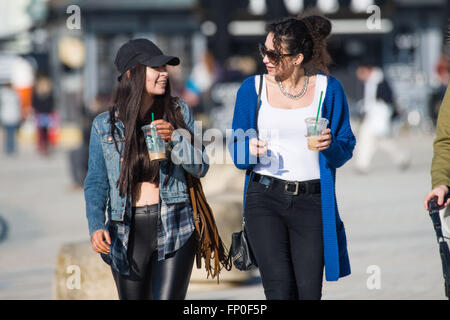 Aberystwyth Wales UK, Mittwoch, 16. März 2016 UK Wetter: zwei junge Frauen genießen die warme Frühlingssonne in Aberystwyth, West Wales UK.   An einem anderen Tag von klarem Himmel und Sonnenschein das die Temperatur erreichte einen Höchststand von 13ºc Credit: Keith Morris/Alamy Live-Nachrichten Stockfoto