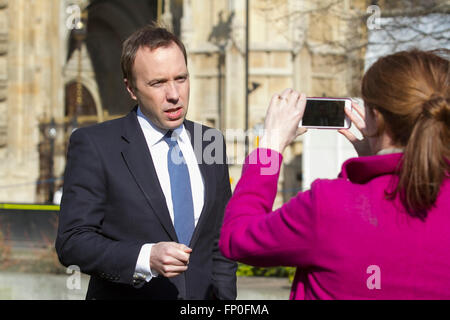 Westminster London, UK. 16. März 2016. Matthew Hancock, Minister für das Kabinett Offizier geben ihre Reaktionen in den Medien nach Kanzler George Osborne seine 8. Budget an das House Of Commons geliefert, die eine Überraschung Zucker Tax Credit enthalten: Amer Ghazzal/Alamy Live-Nachrichten Stockfoto