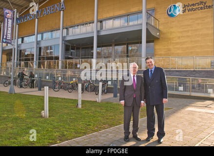 Worcester, UK. 16. März 2016. Universität Arena.Lord Mervyn King, ehemaliger Gouverneur der Bank von England, startet seine neue book'The Ende der Alchemie "während einer Veranstaltung an der Universität Worcester.Standing mit Herrn König ist Professor David Green, Vizekanzler der Universität. Bildnachweis: Charlie Bryan/Alamy Live News Stockfoto