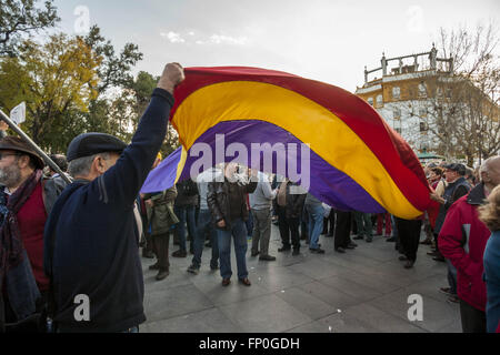 Sevilla, Spanien. 16. März 2016. Demonstranten protestieren gegen EU beschäftigen sich mit der Türkei, Flüchtlinge zurückkehren. Nichtregierungsorganisationen, Gewerkschaften, politische Parteien und Menschenrechtsorganisationen haben Demonstrationen in 52 Städten in Spanien gefordert © Daniel Gonzalez Acuna/ZUMA Draht/Alamy Live News Stockfoto