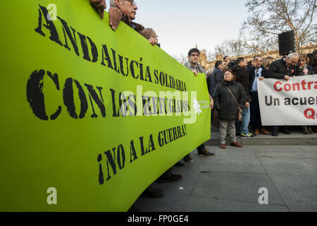 Sevilla, Spanien. 16. März 2016. Demonstranten protestieren gegen EU beschäftigen sich mit der Türkei, Flüchtlinge zurückkehren. Nichtregierungsorganisationen, Gewerkschaften, politische Parteien und Menschenrechtsorganisationen haben Demonstrationen in 52 Städten in Spanien gefordert © Daniel Gonzalez Acuna/ZUMA Draht/Alamy Live News Stockfoto