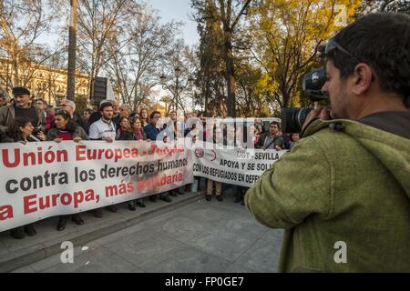 Sevilla, Spanien. 16. März 2016. Demonstranten protestieren gegen EU beschäftigen sich mit der Türkei, Flüchtlinge zurückkehren. Nichtregierungsorganisationen, Gewerkschaften, politische Parteien und Menschenrechtsorganisationen haben Demonstrationen in 52 Städten in Spanien gefordert © Daniel Gonzalez Acuna/ZUMA Draht/Alamy Live News Stockfoto