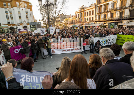 Sevilla, Spanien. 16. März 2016. Demonstranten protestieren gegen EU beschäftigen sich mit der Türkei, Flüchtlinge zurückkehren. Nichtregierungsorganisationen, Gewerkschaften, politische Parteien und Menschenrechtsorganisationen haben Demonstrationen in 52 Städten in Spanien gefordert © Daniel Gonzalez Acuna/ZUMA Draht/Alamy Live News Stockfoto