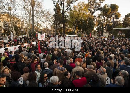 Sevilla, Spanien. 16. März 2016. Demonstranten protestieren gegen EU beschäftigen sich mit der Türkei, Flüchtlinge zurückkehren. Nichtregierungsorganisationen, Gewerkschaften, politische Parteien und Menschenrechtsorganisationen haben Demonstrationen in 52 Städten in Spanien gefordert © Daniel Gonzalez Acuna/ZUMA Draht/Alamy Live News Stockfoto