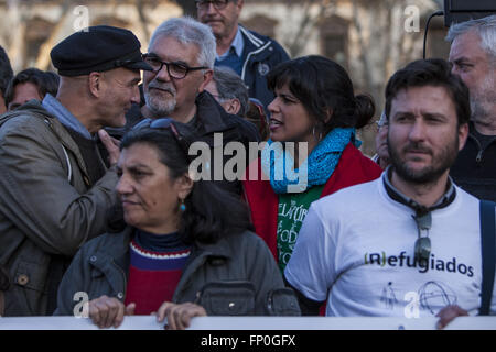 Sevilla, Spanien. 16. März 2016. Führer der Partei Podemos Andalusia TERESA RODRIGUEZ (R) Proteste gegen EU beschäftigen sich mit der Türkei, Flüchtlinge zurückkehren. Nichtregierungsorganisationen, Gewerkschaften, politische Parteien und Menschenrechtsorganisationen haben Demonstrationen in 52 Städten in Spanien gefordert © Daniel Gonzalez Acuna/ZUMA Draht/Alamy Live News Stockfoto