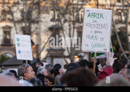 Sevilla, Spanien. 16. März 2016. Demonstranten protestieren gegen EU beschäftigen sich mit der Türkei, Flüchtlinge zurückkehren. Nichtregierungsorganisationen, Gewerkschaften, politische Parteien und Menschenrechtsorganisationen haben Demonstrationen in 52 Städten in Spanien gefordert © Daniel Gonzalez Acuna/ZUMA Draht/Alamy Live News Stockfoto