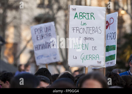 Sevilla, Spanien. 16. März 2016. Demonstranten protestieren gegen EU beschäftigen sich mit der Türkei, Flüchtlinge zurückkehren. Nichtregierungsorganisationen, Gewerkschaften, politische Parteien und Menschenrechtsorganisationen haben Demonstrationen in 52 Städten in Spanien gefordert © Daniel Gonzalez Acuna/ZUMA Draht/Alamy Live News Stockfoto